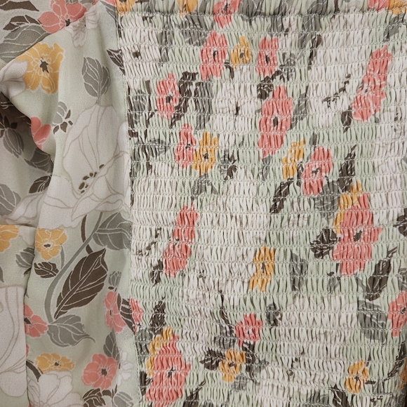 Abercrombie & Fitch Floral Crop Top in Cream and Pink - Picture 7 of 13